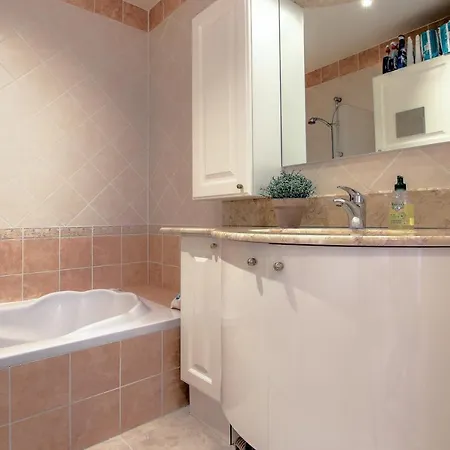 Modern Family 5 Min To +pool +garage Antibes